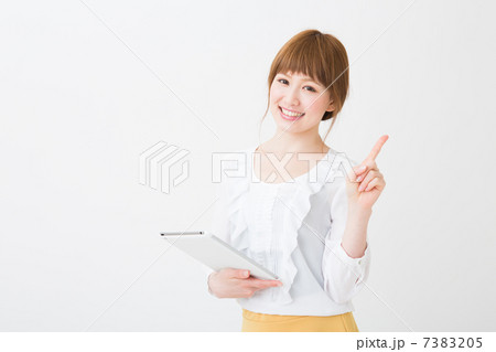 タブレットを見る女性　ビジネス 7383205