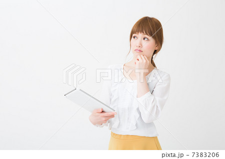 タブレットを見る女性　ビジネス 7383206