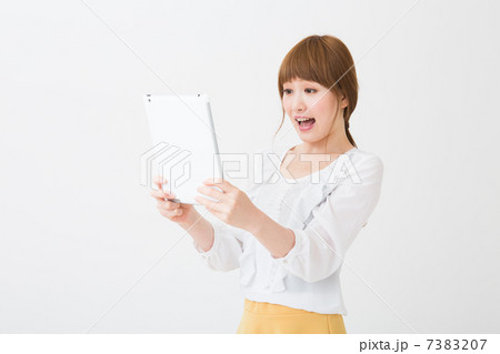 タブレットを見る女性　ビジネス 7383207