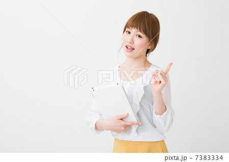 タブレットを持つ女性 ビジネス タブレットを持つ女性 ビジネス 7383334