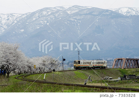 春の朝日連峰と山形鉄道長井線 春の朝日連峰と山形鉄道長井線 7383828