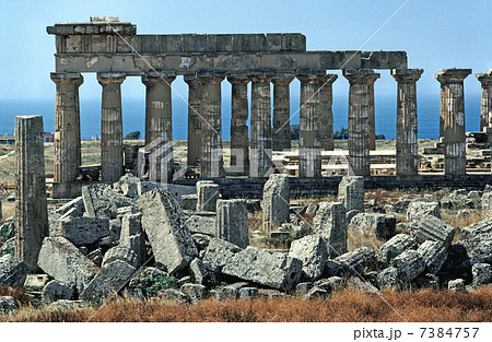 シチリアの古代ギリシャ神殿跡の写真素材