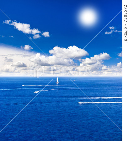 perfect cloudy sky with sun. beautiful blue sea. 7385572