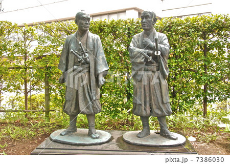 横井小楠(右)と三岡八郎(後の由利公正)(左)の像（旅立ちの像･福井城内堀公園／福井県福井市大手） 7386030