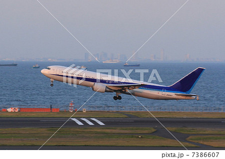 羽田空港を離陸した旅客機 7386607