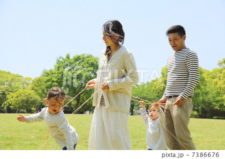 新緑の季節の親子 新緑の季節の親子 7386676