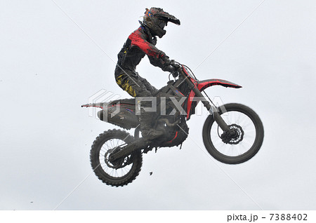 雨のモトクロスジャンプ 雨のモトクロスジャンプ 7388402