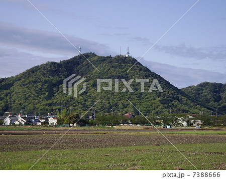新緑の常山と田園風景 新緑の常山と田園風景 7388666