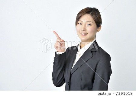 指差す女性 7391018