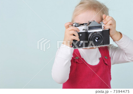 girl with old camera 7394475