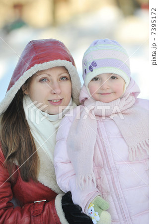 mother with daughter 7395172