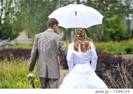 groom and bride walking 7396154