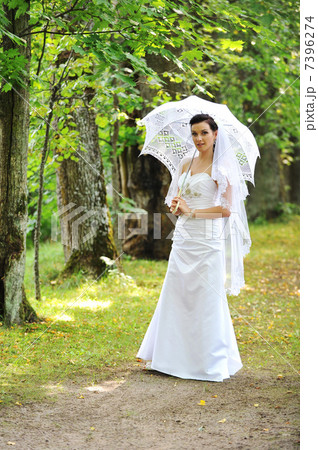bride with umbrella 7396274