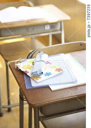 机の上の筆箱とノートの写真素材