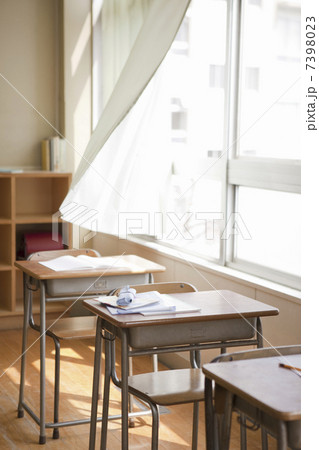 机の上の筆箱とノート 7398023