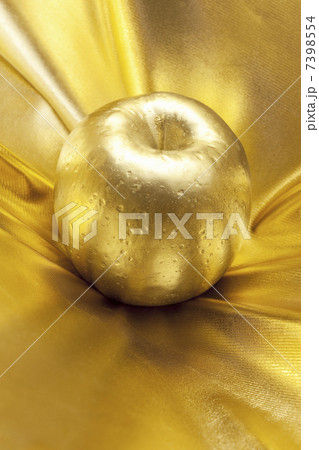 金のリンゴの写真素材