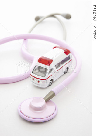 聴診器と救急車 7400132