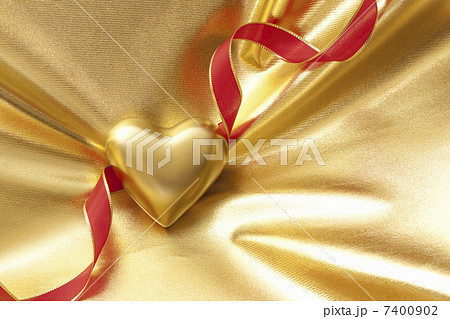 金のハートとリボン 7400902