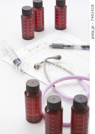 薬品のボトルと聴診器 7401419