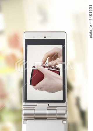 財布を持つ女性 財布を持つ女性 7401551