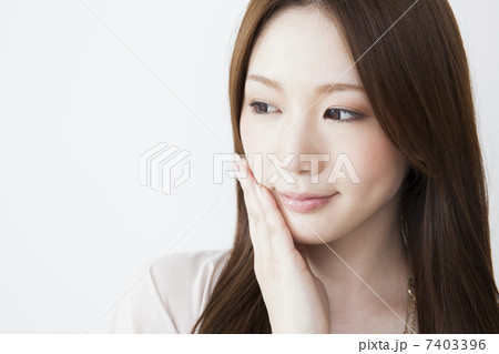 ロングヘアーの女性 7403396