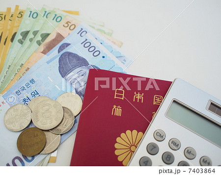 ウォンとパスポートと電卓 ウォンとパスポートと電卓 7403864