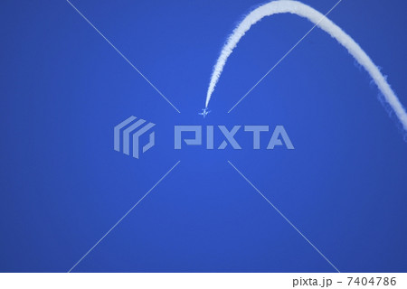 青空に白い軌道 7404786