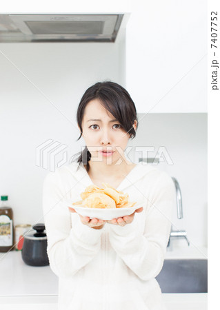 スナックを持った女性 7407752