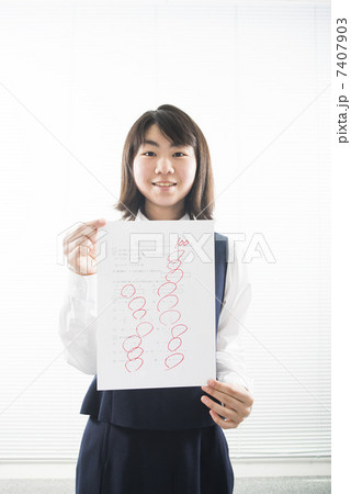 テスト結果を見せる中学生 7407903
