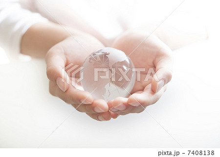 地球を守る小学生のエコイメージ（白背景・クリスタル地球儀） 7408138