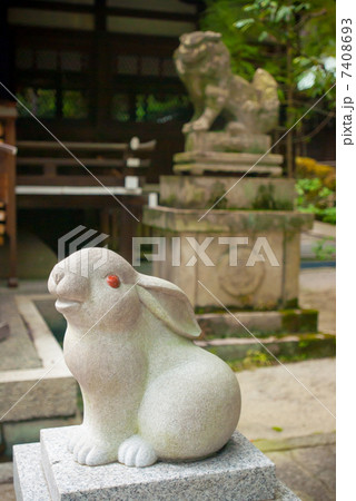 岡崎神社　阿の狛兎 7408693