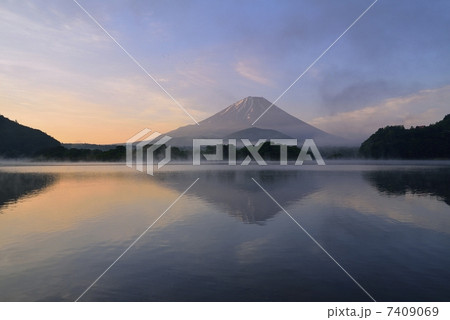 朝靄の富士山 朝靄の富士山 7409069