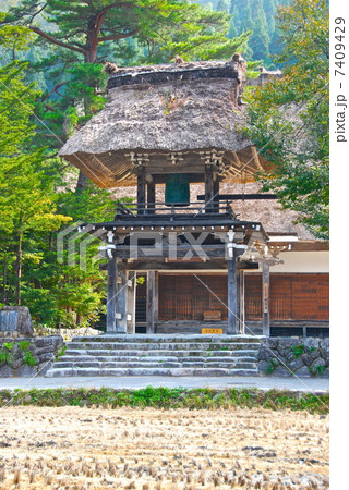 世界遺産･白川郷の「明善寺 鐘楼門」（岐阜県大野郡白川村荻町） 7409429