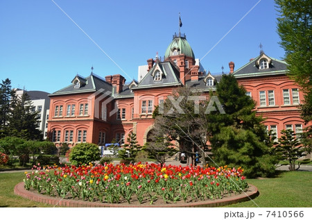 青空に映える赤レンガの北海道庁旧本庁舎 7410566