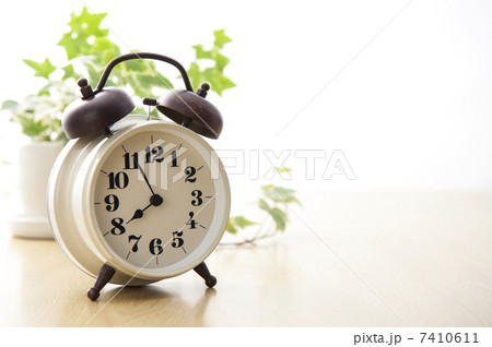 テーブルの上の目覚し時計 テーブルの上の目覚し時計 7410611