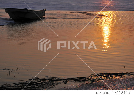 夕暮れの尾瀬沼とボート 夕暮れの尾瀬沼とボート 7412117