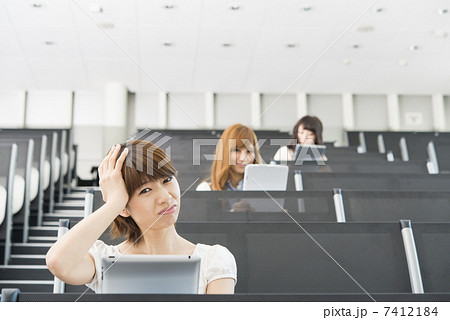 大学生　タブレット＋悩む 7412184
