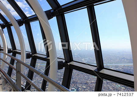 東京スカイツリー展望回廊と青空 東京スカイツリー展望回廊と青空 7412537
