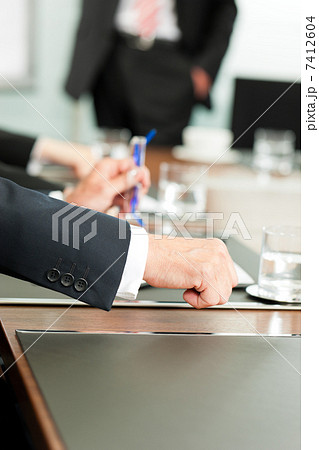 Applause for a presentation in meeting 7412604