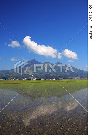 水田と磐梯山 7413534