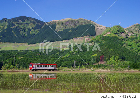 春の田んぼと阿蘇外輪山 春の田んぼと阿蘇外輪山 7413622