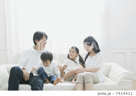 ソファーに座る親子 7414411