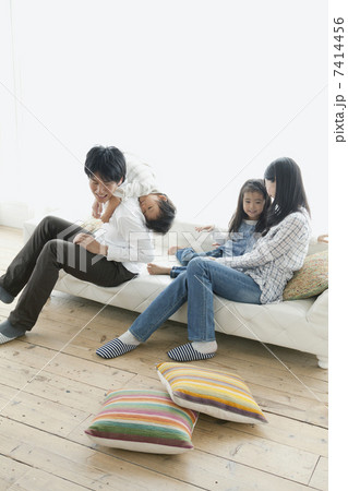 ソファーに座る親子と犬 7414456