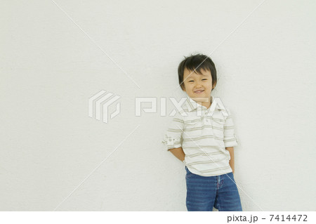 後ろで腕組みする5歳の男の子 後ろで腕組みする5歳の男の子 7414472