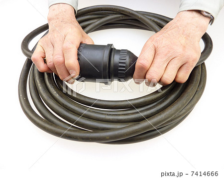 極太の電源ケーブル 7414666