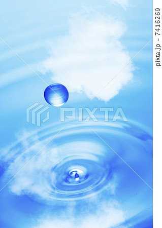 水滴と青空 7416269