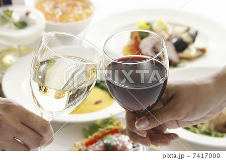 ワインで乾杯 ワインで乾杯 7417000
