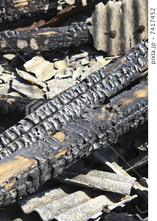 焼けた木材 7417452