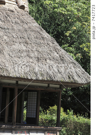藁葺き屋根 7417723