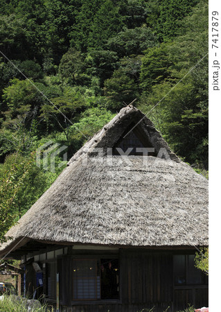 藁葺き屋根 7417879